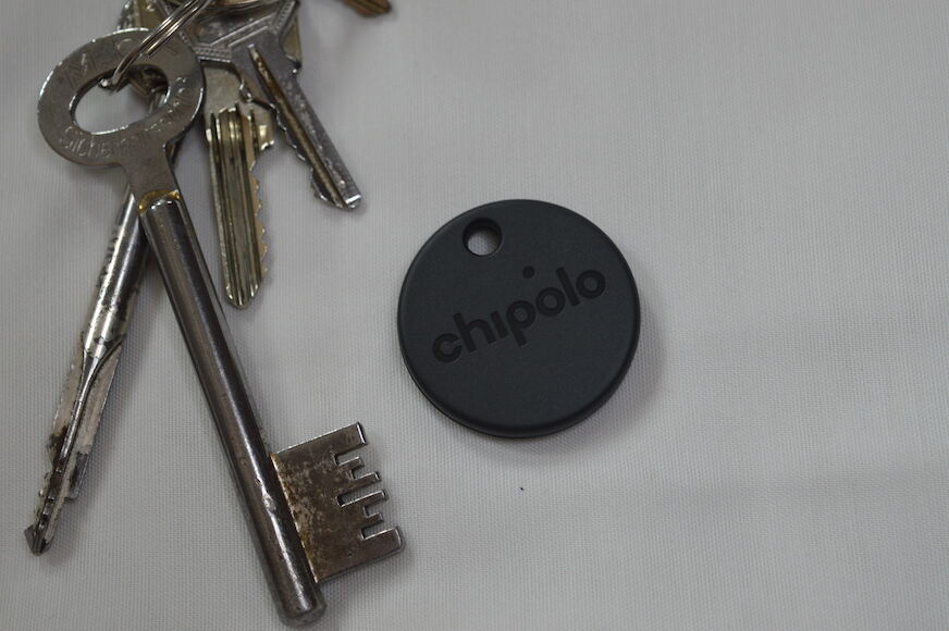 Chipolo One spot neben Schlüssel